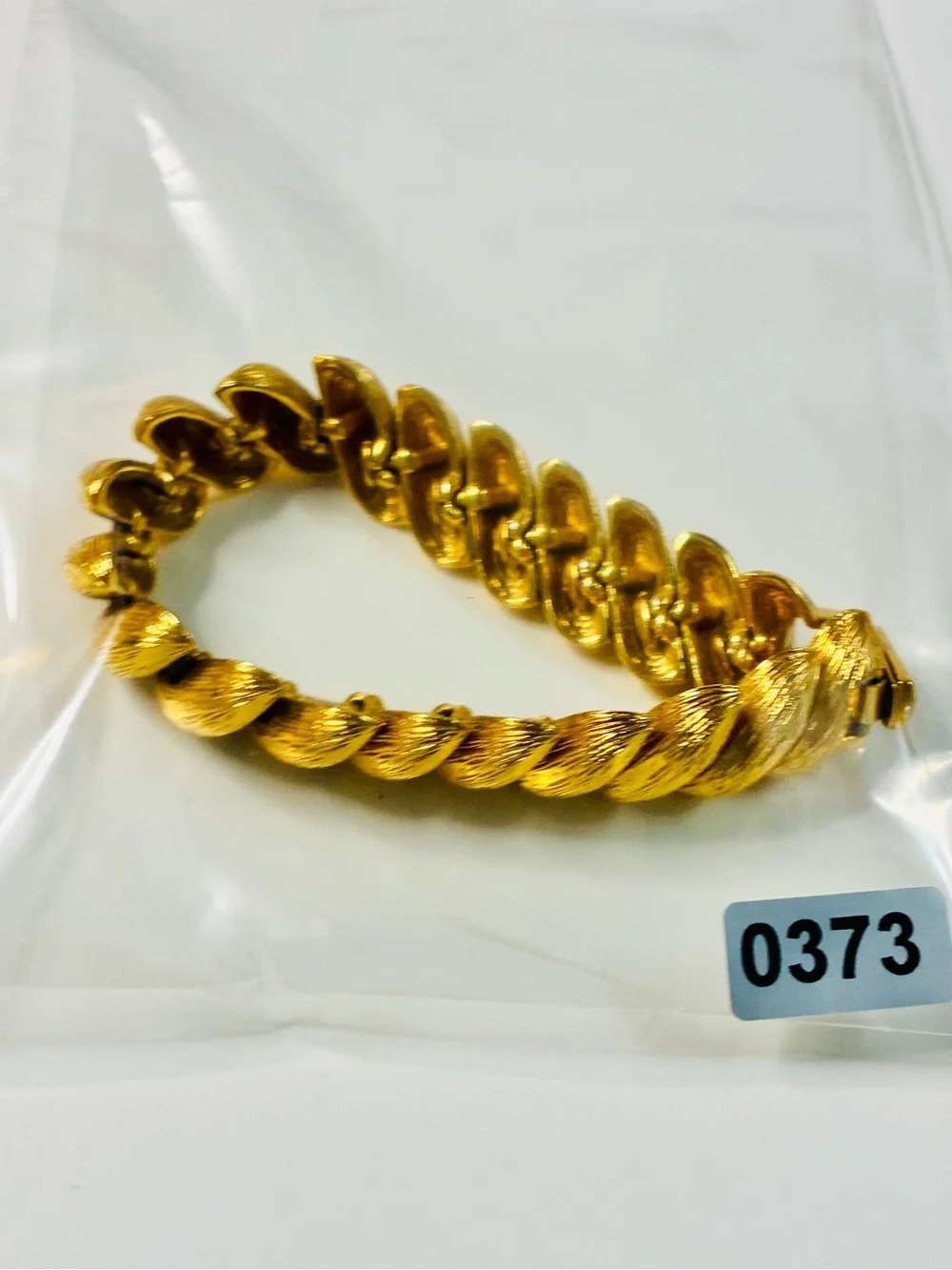 VTG Heavy Gold-Tone Sculpted Link Bracelet - Brand Effortlessly Elegant Chic